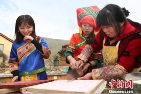 浙江年味传统杀年猪品年俗 引外国友人齐“上阵”图片