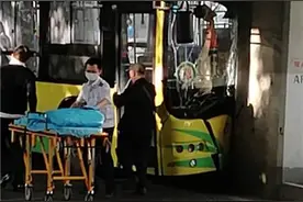 突发！海口一辆K2线公交车撞上南大桥桥墩图片