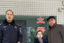 民警追回学生遗失物获赠锦旗致谢图片