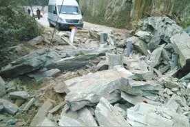 前方碎石滚落 老司机一脚刹车全车16人死里逃生图片