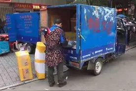 太心酸！浙江一快递哥背着宝宝送快递图片