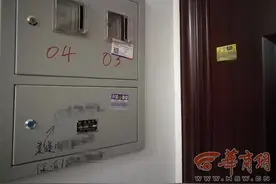 入户门总被贴小广告难清理 渭南这小区的居民很闹心图片