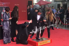 继冯小刚后，中国导演高希希好莱坞星光大道中国大剧院前留印图片