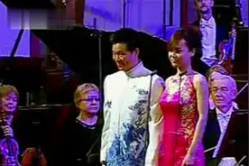 王宏伟与妻子杨珊珊在金色大厅合作这首歌，怎么能让人不羡慕！