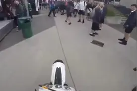 小伙骑着摩托车在学校里耍酷，同学们看到后彻底蒙圈了视频封面