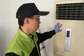 空调柜机如何清洗？专业技师现场演示柜机空调拆装方法，清洗空调