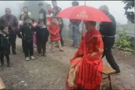 重庆秀山农村老传统婚俗：新娘进门前杀只鸡围着新娘转，你见过吗