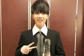 华晨宇斩获最受欢迎男歌手等两项大奖图片