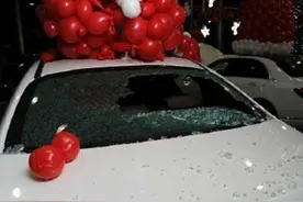 老板带员工砸玻璃 因喜欢听玻璃碎声音作案80余起有病得治图片