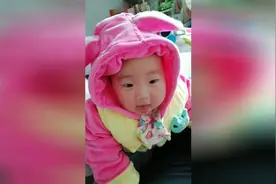 6个月宝宝趴在妈妈身上撒娇，咿呀咿呀的样子好可爱！