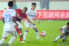 直击-高拉特点球被扑补射再中柱 恒大暂1-0申花图片