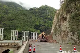 提醒！省道217线塌方 进出甘孜州两大干道均中断图片