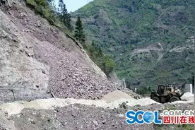 省道217线塌方 进出甘孜唯一通道堵车10余公里图片