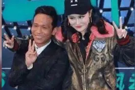 赵本山女儿近况曝光：整容失败，脸色惨白，与宋小宝合照形成对比视频封面