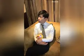 明星聊天也用自己的表情包？前有黄子韬，后有邓伦，心真大哈哈！