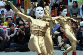 京剧杂技团日本街头献艺，喷火、花式铁环吸引游客图片