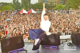 音乐节当成签名会 苏运莹被请下台图片