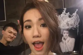 “炸鸡女孩”私底下的“画风”竟然是这样的图片