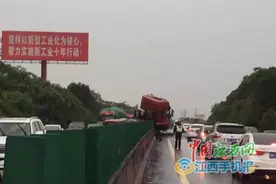 福银高速昌九段往南昌方向拥堵 车辆排队长约2公里图片