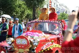 墨江双胞节近千对双胞参加巡游 长得实在太像大家傻傻分不清图片