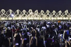 杭州音乐喷泉重新喷放 数万人挤爆西湖（组图)图片