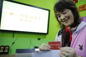 上海首批新版敬老卡今起可领，综合津贴6月下旬统一发放图片