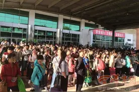 五一渭南发送旅客10.1万人次 人头攒动场面壮观图片