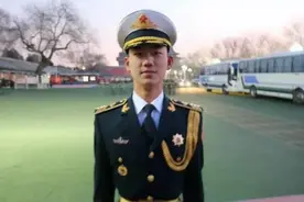 围观丨太帅了！这9位安徽小伙在天安门升国旗！请让他们燃爆安徽人的朋友圈！图片