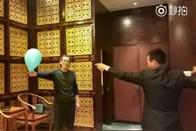 高手在民间！酒店服务生练飞牌7年，能瞬间击爆易拉罐图片