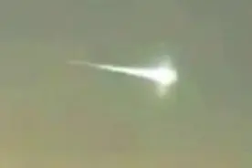 实拍俄罗斯天降陨石，被外星人击碎图片