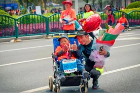 他完美诠释父爱如山，推脑瘫儿子跑马拉松，这一幕所有人肃然起敬图片