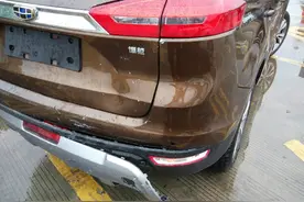 博越被面包车追，后防撞梁真够结实 神车撞惨了图片