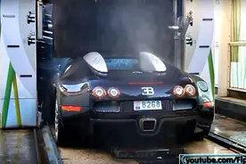 上千万的布加迪威龙就直接这样洗车！有钱也不能这么任性啊！图片