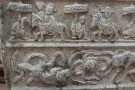 衣锦还乡背后的真相：显摆者和投机者的虚假表演图片