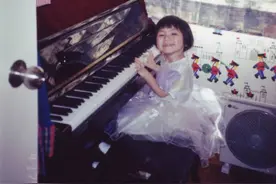 邓紫棋童年照曝光感谢钢琴陪伴20年，原来金鱼嘴是因颚骨萎缩？图片