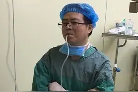 做手术累到虚脱 医生补液后坚守一线图片