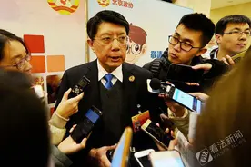 朱良委员建议：路侧占道停车实行分级管理图片