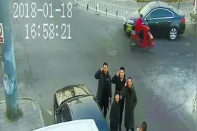 三民警对监控敬礼成网红 称“走红的是人民公安”图片