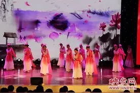 商丘外国语中学古典舞《采薇》献礼区教育系统文艺汇演图片