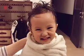 欧弟晒娃三连拍 JOJO对镜眨眼噘嘴呆萌可爱图片