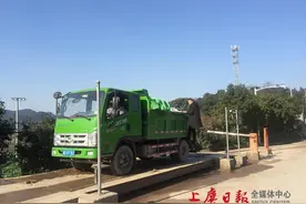 区环卫集团自卸式垃圾运输车投入试运营图片