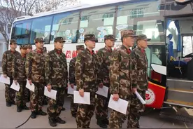 武警铜川支队组织100余名官兵无偿献血图片
