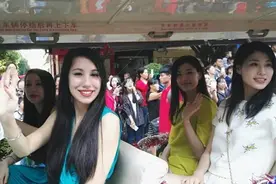 云南墨江近千对双胞胎花车游街 庆祝双胞节图片