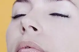 经常挖鼻孔 易引起呼吸道疾病图片