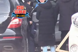 刘诗诗穿红皮衣拍大片撩力满分 和摄影师互动气氛超欢乐图片