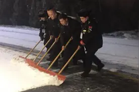 渼陂湖破冰扫雪运动，全员参与，连夜行动图片