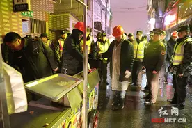 长沙城管突击整治违规夜市 查处700处露天烧烤摊图片