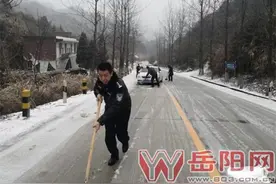 平江公安全员全时迎战冰冻雨雪天气图片