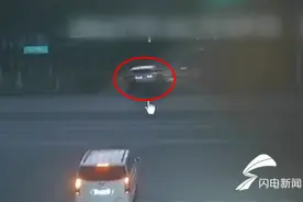 128秒｜摩托车闯红灯撞上越野车 驾驶员当场“飞”出10米图片