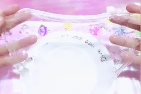 像玻璃般透明的水晶泥，看上去是假水，手感却是透泰鬼史莱姆